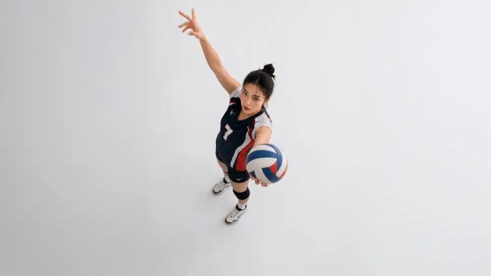 06-Kling AI 生成的影片，呈現排球選手白底背景下舉手發球的擬真動作